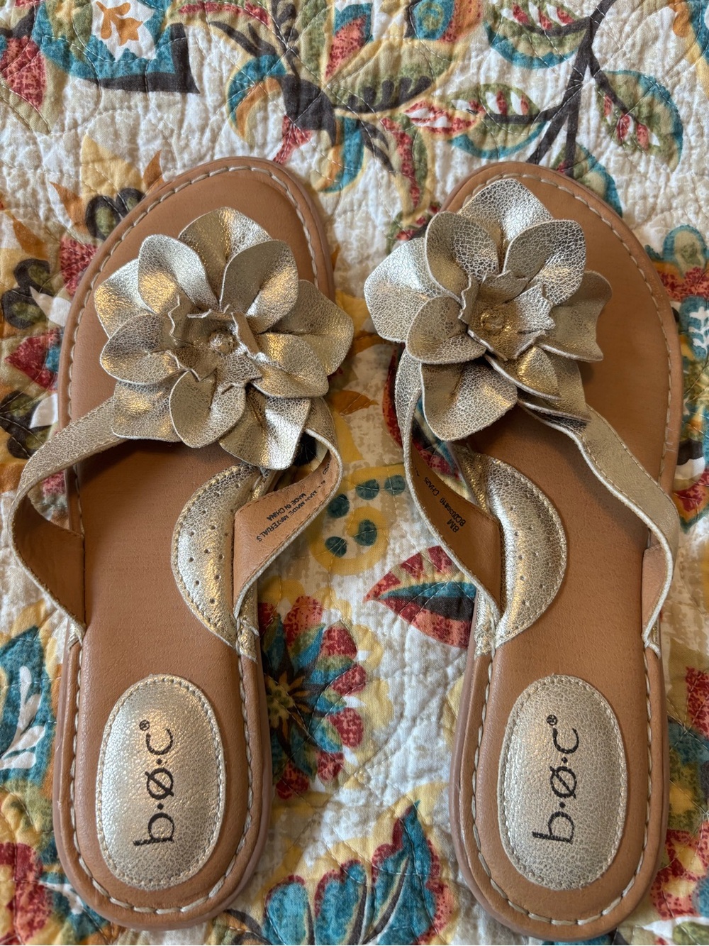 Women’s Metallic Flower Thong Sandals - gold